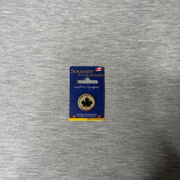 Souvenir of Canada Gold Maple Leaf Lapel Pin - Picture 3 of 5